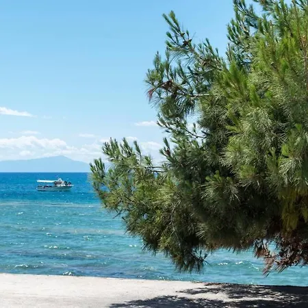 Seafront 2 Bedrooms Apartment *